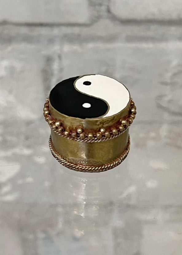 Vintage Yin Yang Trinket/Pill Box   Beautiful vintage Yin Yang trinket/pill box, perfect for storing your sacred treasures   Size: ca. 2inches