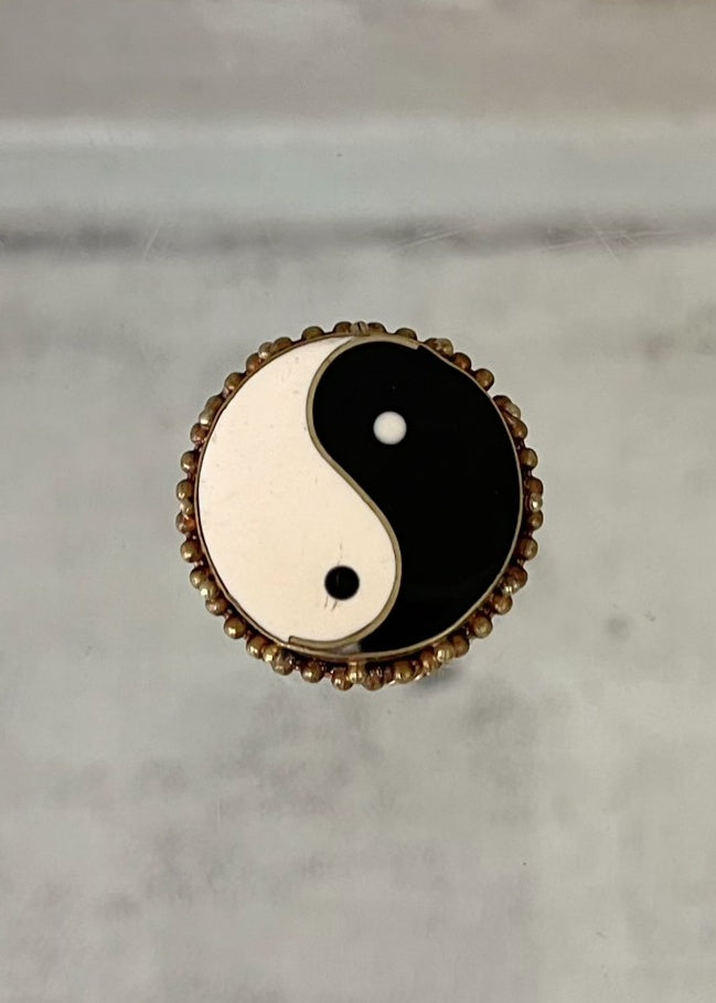 Vintage Yin Yang Trinket/Pill Box   Beautiful vintage Yin Yang trinket/pill box, perfect for storing your sacred treasures   Size: ca. 2inches