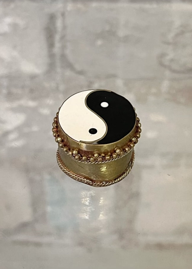 Vintage Yin Yang Trinket/Pill Box   Beautiful vintage Yin Yang trinket/pill box, perfect for storing your sacred treasures   Size: ca. 2inches